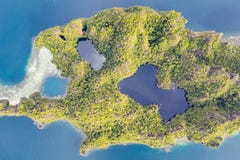 Vista aerea dell'isola e di Marine Lakes in Raja Ampat immagini stock Vista aerea dell'isola e di Marine Lakes in Raja Ampat immagini stock