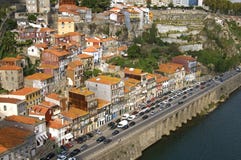 Vista aerea della città Oporto con il fiume e l'ingorgo stradale immagine stock Vista aerea della città Oporto con il fiume e l'ingorgo stradale immagine stock