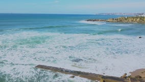 Vista aerea della costa atlantica, seguente, colpo del fuco del fuco delle onde che colpiscono le rocce, sulla costa portoghese, archivi video Vista aerea della costa atlantica, seguente, colpo del fuco del fuco delle onde che colpiscono le rocce, sulla costa portoghese, archivi video