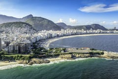 Vista aerea delle costruzioni sulla spiaggia di Copacabana in Rio de Janeiro immagine stock Vista aerea delle costruzioni sulla spiaggia di Copacabana in Rio de Janeiro immagine stock