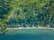 Vista aerea delle onde del mare e della costa fantastica immagini stock Vista aerea delle onde del mare e della costa fantastica immagini stock