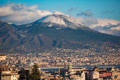 Vista aerea di Napoli con il supporto di Vesuvio con neve Fotografia Stock Libera da Diritti Vista aerea di Napoli con il supporto di Vesuvio con neve Fotografia Stock Libera da Diritti