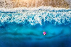 Vista aerea di nuoto della donna sull'anello rosa di nuotata nel mare immagini stock libere da diritti Vista aerea di nuoto della donna sull'anello rosa di nuotata nel mare immagini stock libere da diritti