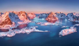 Vista aerea di Reine e di Hamnoy ad alba nell'inverno fotografia stock libera da diritti Vista aerea di Reine e di Hamnoy ad alba nell'inverno fotografia stock libera da diritti
