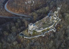 Vista aerea di rovina del castello di Helfenstein nel ob Helfenstein, camice sveve, Germania di Weiler fotografie stock libere da diritti Vista aerea di rovina del castello di Helfenstein nel ob Helfenstein, camice sveve, Germania di Weiler fotografie stock libere da diritti