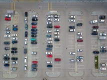 Vista aerea di tantissime automobili delle marche differenti e dei colori che stanno in un parcheggio fotografia stock Vista aerea di tantissime automobili delle marche differenti e dei colori che stanno in un parcheggio fotografia stock