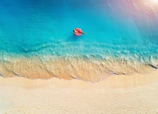Vista aerea di un nuoto della giovane donna con l'anello di nuotata della ciambella fotografia stock Vista aerea di un nuoto della giovane donna con l'anello di nuotata della ciambella fotografia stock