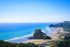 Vista aerea sopra la spiaggia di Piha, Lion Rock vigoroso nel centro, sulla costa ovest di Auckland, la Nuova Zelanda fotografia stock libera da diritti Vista aerea sopra la spiaggia di Piha, Lion Rock vigoroso nel centro, sulla costa ovest di Auckland, la Nuova Zelanda fotografia stock libera da diritti