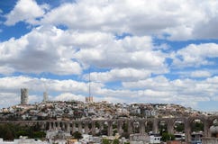 Vista al acueducto y al cityline de la ciudad de Queretaro imagenes de archivo Vista al acueducto y al cityline de la ciudad de Queretaro imagenes de archivo