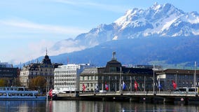 Vista al centro storico di Lucerna e del supporto Pilatus fotografia stock Vista al centro storico di Lucerna e del supporto Pilatus fotografia stock