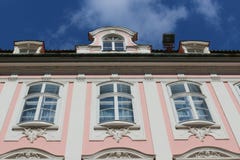 Vista al cielo y al top de un edificio histórico magnífico rosa-rojo en la calle de Maximiliano en Augsburg, Alemania foto de archivo Vista al cielo y al top de un edificio histórico magnífico rosa-rojo en la calle de Maximiliano en Augsburg, Alemania foto de archivo