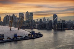 Vista al distrito financiero iluminado de Londres, Canary Wharf, Reino Unido fotografía de archivo libre de regalías Vista al distrito financiero iluminado de Londres, Canary Wharf, Reino Unido fotografía de archivo libre de regalías