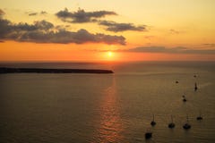Vista al mar escénica de la puesta del sol romántica en el Mar Egeo extenso con la silueta de los veleros, la nube abstracta y el imagen de archivo Vista al mar escénica de la puesta del sol romántica en el Mar Egeo extenso con la silueta de los veleros, la nube abstracta y el imagen de archivo