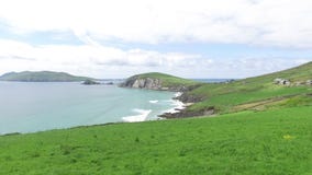 Vista all'oceano al modo atlantico selvaggio in Irlanda 78 stock footage Vista all'oceano al modo atlantico selvaggio in Irlanda 78 stock footage