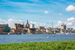 Vista alla città hanseatic Rostock, Germania Fotografie Stock Vista alla città hanseatic Rostock, Germania Fotografie Stock