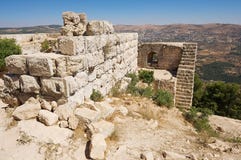 Vista alle rovine della fortezza di Ajloun in Ajloun, Giordania fotografia stock libera da diritti Vista alle rovine della fortezza di Ajloun in Ajloun, Giordania fotografia stock libera da diritti
