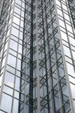 Vista astratta di alta torretta dell'ufficio di aumento Immagini Stock Libere da Diritti