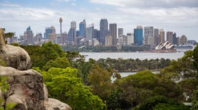Vista attraverso all'orizzonte di Sydney Central Business District dallo zoo di Taronga a Sydney, Australia fotografia stock Vista attraverso all'orizzonte di Sydney Central Business District dallo zoo di Taronga a Sydney, Australia fotografia stock