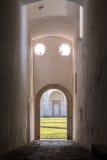 Vista attraverso l'arco nel convento a Certosa di San Giacomo, anche conosciuto come il monastero Carthusian, sull'isola di Capri immagine stock Vista attraverso l'arco nel convento a Certosa di San Giacomo, anche conosciuto come il monastero Carthusian, sull'isola di Capri immagine stock