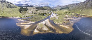 Vista aérea asombrosa del paisaje paradisal de Glen Etive con la boca del río Etive Fotografía de archivo Vista aérea asombrosa del paisaje paradisal de Glen Etive con la boca del río Etive Fotografía de archivo