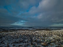Vista aérea da cidade pequena em Lituânia, Joniskis Dia de inverno ensolarado imagens de stock royalty free Vista aérea da cidade pequena em Lituânia, Joniskis Dia de inverno ensolarado imagens de stock royalty free