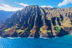 Vista aérea da linha costeira da costa do Na Pali, Kauai, Havaí imagens de stock royalty free Vista aérea da linha costeira da costa do Na Pali, Kauai, Havaí imagens de stock royalty free