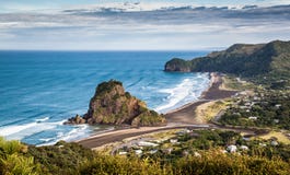 Vista aérea da praia de Piha fotografia de stock Vista aérea da praia de Piha fotografia de stock