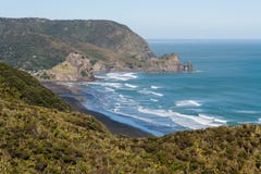 A vista aérea da praia e do Waitakere de Piha varia fotografia de stock A vista aérea da praia e do Waitakere de Piha varia fotografia de stock