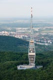 Vista aérea da torre da transmissão da tevê de Kamzik, Bratislava imagem de stock Vista aérea da torre da transmissão da tevê de Kamzik, Bratislava imagem de stock