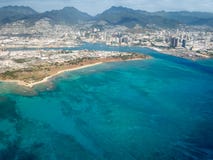 Vista aérea das montanhas, da cidade, e do oceano em Honolulu, Havaí imagens de stock Vista aérea das montanhas, da cidade, e do oceano em Honolulu, Havaí imagens de stock