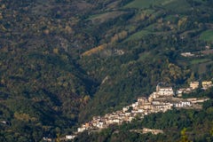 Vista aérea de Farindola, parque nacional de Gran Sasso, Abruzzo, Itália foto de stock Vista aérea de Farindola, parque nacional de Gran Sasso, Abruzzo, Itália foto de stock