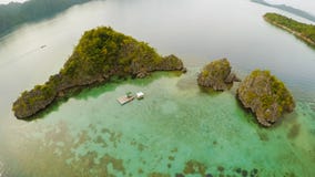 Vista aérea de ilhas pequenas Siete Pecados próximo na baía de Coron PALAWAN overcast fotos de stock Vista aérea de ilhas pequenas Siete Pecados próximo na baía de Coron PALAWAN overcast fotos de stock