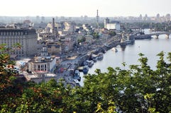 Vista aérea de Kiev y Dnipro, arquitectura urbana, muelle y naves imagen de archivo libre de regalías Vista aérea de Kiev y Dnipro, arquitectura urbana, muelle y naves imagen de archivo libre de regalías