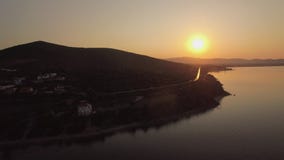 Vista aérea de la costa costa en la puesta del sol, Grecia de la playa de Trikorfo almacen de metraje de vídeo Vista aérea de la costa costa en la puesta del sol, Grecia de la playa de Trikorfo almacen de metraje de vídeo