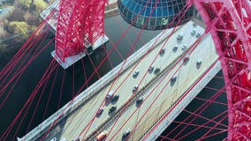 Vista aérea de la señal icónica que es el puente pintoresco que cruza el río de Moscú en Moscú Los coches trafican encendido metrajes Vista aérea de la señal icónica que es el puente pintoresco que cruza el río de Moscú en Moscú Los coches trafican encendido metrajes