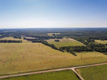 Vista aérea de la tierra de cercano oeste con las balas de heno imagenes de archivo Vista aérea de la tierra de cercano oeste con las balas de heno imagenes de archivo