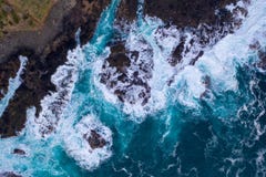 Vista aérea de las ondas que se estrellan en rocas fotografía de archivo libre de regalías Vista aérea de las ondas que se estrellan en rocas fotografía de archivo libre de regalías
