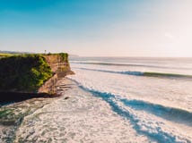 Vista aérea de ondas grandes en la puesta del sol Las ondas tempestuosas más grandes en Bali y costa costa fotos de archivo libres de regalías Vista aérea de ondas grandes en la puesta del sol Las ondas tempestuosas más grandes en Bali y costa costa fotos de archivo libres de regalías