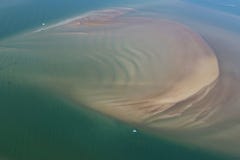 Vista aérea de um banco de areia em uma lagoa do Golfo do México, ilha de Galveston, Texas, Estados Unidos da América imagem de stock Vista aérea de um banco de areia em uma lagoa do Golfo do México, ilha de Galveston, Texas, Estados Unidos da América imagem de stock