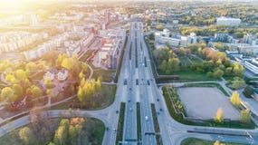 Vista aérea de una intersección grande de la carretera en Finlandia, Helsinki, en la puesta del sol Concepto del transporte y de imagen de archivo libre de regalías Vista aérea de una intersección grande de la carretera en Finlandia, Helsinki, en la puesta del sol Concepto del transporte y de imagen de archivo libre de regalías