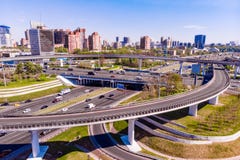Vista aérea de una intersección de la autopista sin peaje Empalmes de camino en una ciudad grande fotos de archivo libres de regalías Vista aérea de una intersección de la autopista sin peaje Empalmes de camino en una ciudad grande fotos de archivo libres de regalías