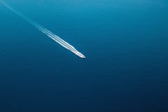 Vista aérea del bote pequeño que fluye en el mar Mediterráneo, concepto del viaje imagen de archivo libre de regalías Vista aérea del bote pequeño que fluye en el mar Mediterráneo, concepto del viaje imagen de archivo libre de regalías