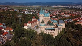 Vista aérea del castillo famoso de Bojnice, Eslovaquia almacen de video Vista aérea del castillo famoso de Bojnice, Eslovaquia almacen de video
