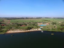 Vista aérea del parque ecológico en la ciudad de Sertaozinho, Sao Paulo, el Brasil imagenes de archivo Vista aérea del parque ecológico en la ciudad de Sertaozinho, Sao Paulo, el Brasil imagenes de archivo