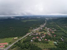 Vista aérea del pueblo y de la plantación del aceite de palma foto de archivo libre de regalías Vista aérea del pueblo y de la plantación del aceite de palma foto de archivo libre de regalías