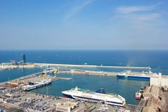 Vista aérea del puerto para los barcos de cruceros de Barcelona España Foto de archivo libre de regalías Vista aérea del puerto para los barcos de cruceros de Barcelona España Foto de archivo libre de regalías