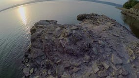 Vista aérea del río ancho y de la orilla en la puesta del sol en verano metrajes Vista aérea del río ancho y de la orilla en la puesta del sol en verano metrajes