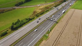 Vista aérea del tráfico en una carretera, cantidad del abejón Vista aérea del tráfico en una carretera, cantidad del abejón