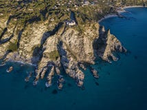 Vista aérea do Capo Vaticano, Calabria, Itália Ricadi Farol Costa dos deuses Promontório da costa calabresa fotos de stock Vista aérea do Capo Vaticano, Calabria, Itália Ricadi Farol Costa dos deuses Promontório da costa calabresa fotos de stock