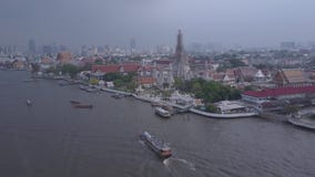 Vista aérea do templo de Dawn Wat Arun, Banguecoque, Tailândia Vista aérea, grupo de templos tailandeses filme Vista aérea do templo de Dawn Wat Arun, Banguecoque, Tailândia Vista aérea, grupo de templos tailandeses filme